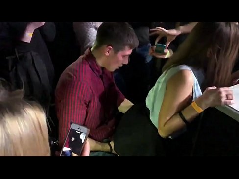 ❤️ Echte seks yn in Russyske nachtclub. 18-jierrich Russysk famke yn 'e anus en fagina neukt yn in nachtclub Seksfideo by ús fy.onlyhdporn.ru ☑